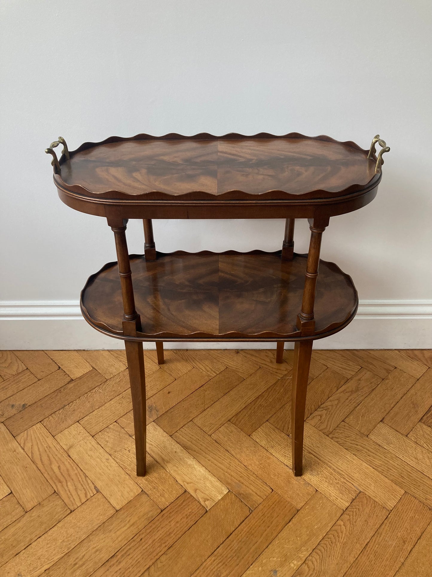 Two tier scallop étagère